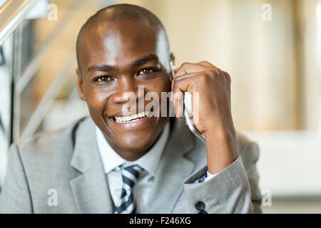 Nahaufnahme Portrait des afrikanischen männlichen corporate Arbeitnehmer sprechen auf Handy Stockfoto
