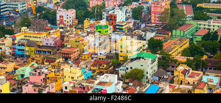 Stadtbild von bunten Häuser in überfüllten indische Stadt Trichy, panorama Stockfoto