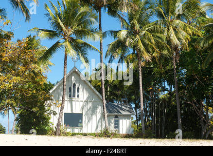 Die Kapelle von St. Marien am Meer gesäumt von Palmen und Sandstrand an der Dickson Inlet, Port Douglas, Queensland Stockfoto