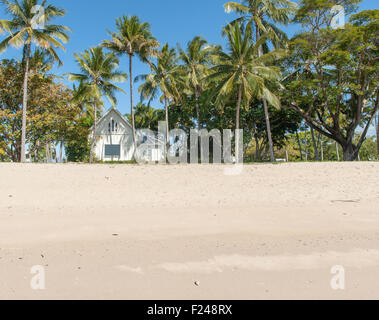 Die Kapelle von St. Marien am Meer gesäumt von Palmen und Sandstrand an der Dickson Inlet, Port Douglas, Queensland Stockfoto