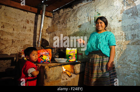 Guatemala, San Bartolo, Mutter Vorbereitung Ernährung Beikost (Eleasar Usiel Torres Perez 3,5 und Elvia Perez Sontay 31) Stockfoto