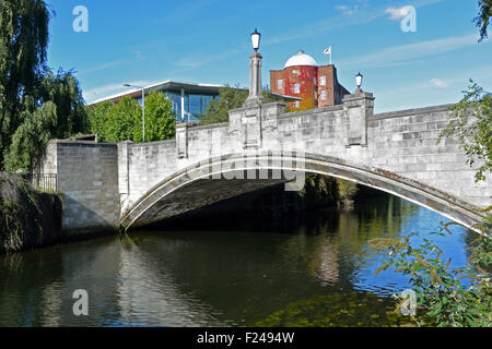 Whitefriars Brücke über den Fluss Wensum, Norwich, mit Jarrold Druck arbeitet darüber hinaus Stockfoto