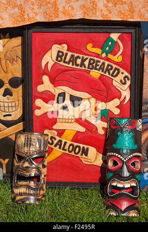 Blackbeards Saloon und Totem Masken für den Verkauf auf Stand auf Thai Festival Poole, Dorset, UK im September Stockfoto