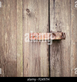 Holztür mit Schloss Stockfoto