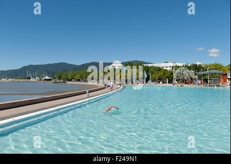 Menschen, die zum Sonnenbaden und Schwimmen in der Lagune von der Esplanade, Cairns, Queensland, Australia Stockfoto