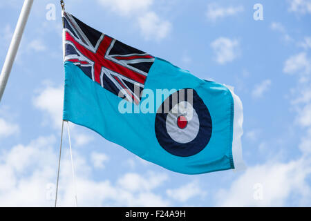 RAF-Flagge bei voller Mast fliegen in den Wind Stockfoto