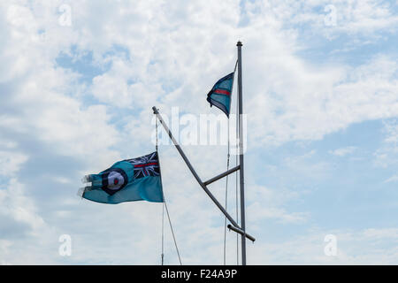 RAF-Flagge bei voller Mast fliegen in den Wind Stockfoto