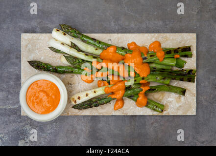 Paläo Lebensmittel, Spargel, Frühlingszwiebeln & roh Romesco-sauce Stockfoto