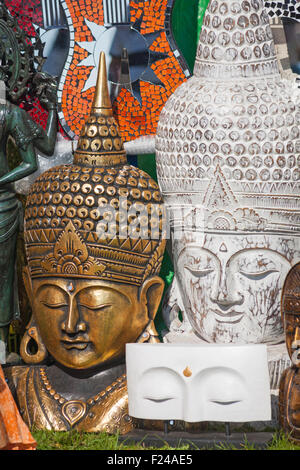 Kunstvolle Statuen für den Verkauf auf Stand auf Thai Festival Poole, Dorset, UK im September Stockfoto