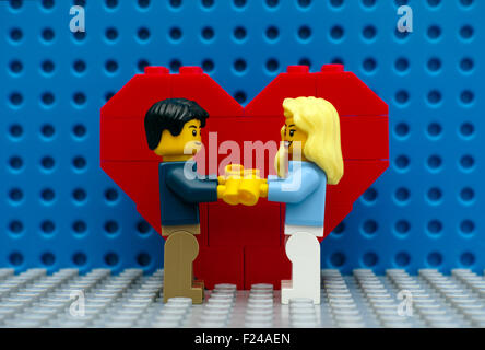 Tambow, Russische Föderation - 3. September 2015 Lego paar stand vor das Herz auf Lego Grundplatten. Studio gedreht. Stockfoto