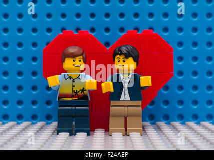 Tambow, Russische Föderation - 3. September 2015 zwei Lego Jungs vor das Herz auf Lego Grundplatte steht. Studio gedreht. Stockfoto