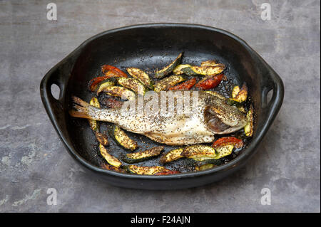 Paleo Diät essen, ganze Brassen mit Chia, angeblich basierend auf "Höhlenmenschen" Paläolithikum Lebensmittel für die Gesundheit, in einer Pfanne gesehen. ein UK-Fisch Stockfoto