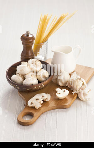 Stillleben mit Spaghetti Pilze und Knoblauch Stockfoto