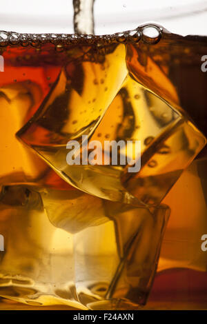 Bourbon auf den Felsen Stockfoto