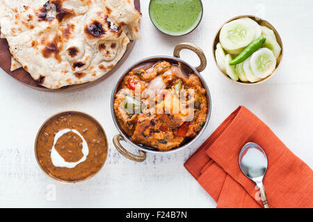 Indische Mittagessen mit Paneer Tikka Masala, Dal Makhani, Naan, Chutney und Salat. Stockfoto