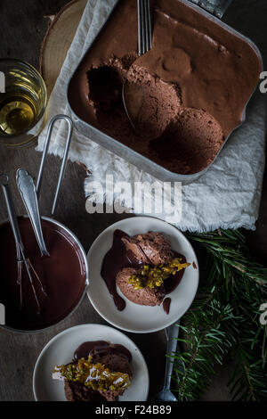 Single-Malt & Mousse au Chocolat in Vintage-Zinn Topf auf dunklem Holz Boden mit Weihnachtsdekoration. Ansicht von oben Stockfoto