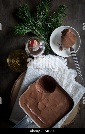 Single-Malt & Mousse au Chocolat in Vintage-Zinn Topf auf dunklem Holz Boden mit Weihnachtsdekoration. Ansicht von oben Stockfoto