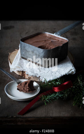 Single-Malt & Mousse au Chocolat in Vintage-Zinn Topf auf dunklem Holz Boden mit Weihnachtsdekoration. Ansicht von oben Stockfoto