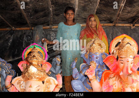 Zwei arme Frauen aus Indien verkaufen Lord Ganesha Idole am Vorabend des Ganesh Festival. Stockfoto