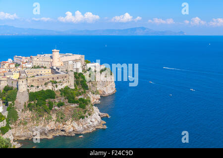 Aragon-Angevine Schloss steht auf felsigen Klippen in alte Stadt von Gaeta, Italien Stockfoto