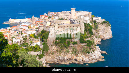 Massive aragonesischen Angevine Burg auf dem Hügel in der Altstadt von Gaeta, Italien Stockfoto