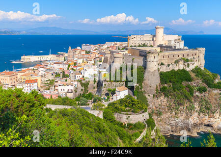 Aragon-Angevine Burg auf dem Hügel in der Altstadt von Gaeta, Italien Stockfoto