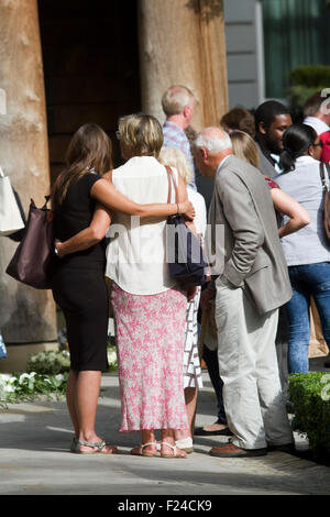 London, UK. 11. September 2015. Britische Angehörige am London Denkmal für die Opfer auf dem 14 Jahrestag der 911 Terroranschläge in New York und Washington DC. Bildnachweis: Amer Ghazzal/Alamy Live-Nachrichten Stockfoto