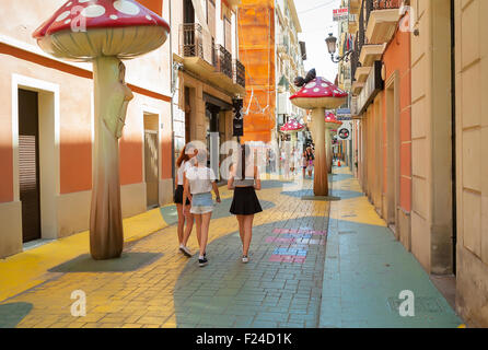 -Junge Mädchen gehen in Fantasy Street - Alicante (Spanien). Stockfoto