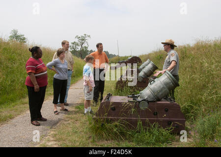 Ein Nationalpark-Ranger erzieht Besucher bei Yorktown Battlefield, Yorktown, VA Stockfoto