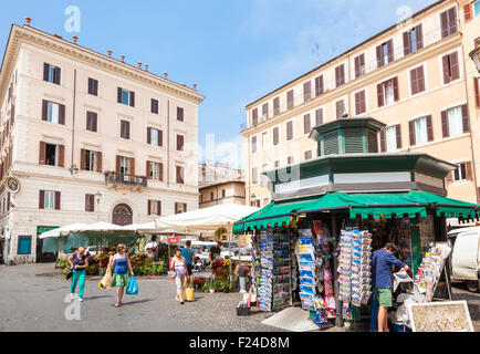 Produkte und Souvenir-Stände auf dem Markt in der Piazza Campo de' Fiori Rom Roma-Lazio Italien EU Europa Stockfoto