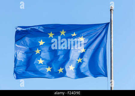 EU-Flagge vor einem blauen Himmel flattern im wind Stockfoto