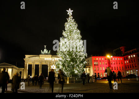 Fernsehsendern in Berlin: Weihnachtsbaum bin Brandenburger Tor, Dezember 2013, Berlin-Mitte. Stockfoto