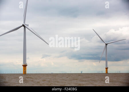 Offshore-Windpark Gunfleet Sands ist im Besitz und betrieben von Dong Energy. Es besteht aus 48 Turbinen aus Brightlingsea in Essex, UK, und hat eine Kapazität von 172 MW 125.000 Haushalte, im Hintergrund ist der London Array, der weltweit größte Offshore-Windpark. Stockfoto