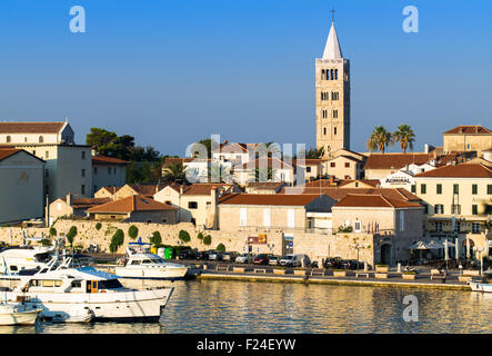 RAB, Kroatien - ca. AUGUST 2015: Blick auf die Altstadt von Rab, kroatische touristische Resort auf der gleichnamigen Insel. Stockfoto