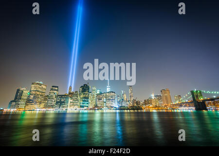 Der Tribute in Light über die Skyline von Manhattan in der Nacht, von Brooklyn Bridge Park, in Brooklyn, New York gesehen. Stockfoto