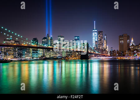 Der Tribute in Light über die Skyline von Manhattan in der Nacht, von Brooklyn Bridge Park, in Brooklyn, New York gesehen. Stockfoto