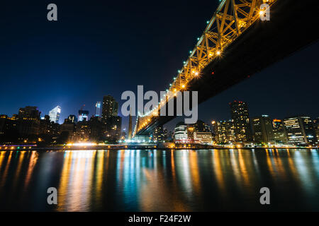 Die Queensboro Bridge und Manhattan Skyline bei Nacht, von Roosevelt Island, New York zu sehen. Stockfoto