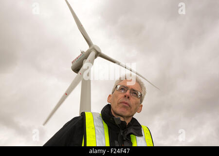 Doug Parr, Chefwissenschaftler für Greenpeace UK am Offshore-Windpark Gunfleet Sands ist im Besitz und betrieben von Dong Energy. Es besteht aus 48 Turbinen aus Brightlingsea in Essex, UK, und hat eine Kapazität von 172 MW um 125.000 Haushalte zu versorgen Stockfoto