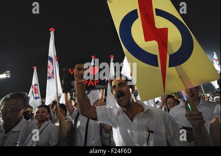 Singapur. 11. September, 2015. Singapurs Peoples Action Party (PAP) Fans jubeln am Tagungsort in Singapurs Toa Payoh Stadion am 11. September 2015. Singapurer quer durch die Stadtstaat ging nach ihr benannten Wahllokale am Freitag in einer allgemeinen Wahl abstimmen. © Dahin Chih Wey/Xinhua/Alamy Live-Nachrichten Stockfoto