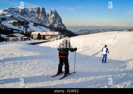 St. Ulrich, Italien - ca. Dezember 2012: Vater und Sohn auf den verschneiten Pisten der Alpen Skifahren. Stockfoto