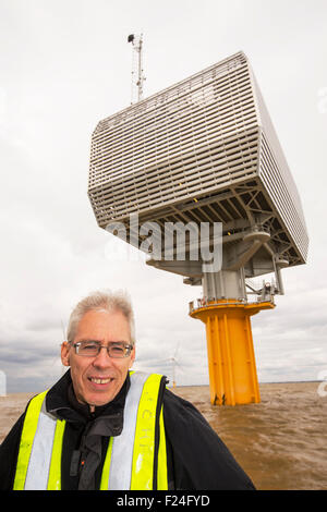 Doug Parr, Chefwissenschaftler für Greenpeace UK am Offshore-Windpark Gunfleet Sands ist im Besitz und betrieben von Dong Energy. Es besteht aus 48 Turbinen aus Brightlingsea in Essex, UK, und hat eine Kapazität von 172 MW um 125.000 Haushalte zu versorgen Stockfoto