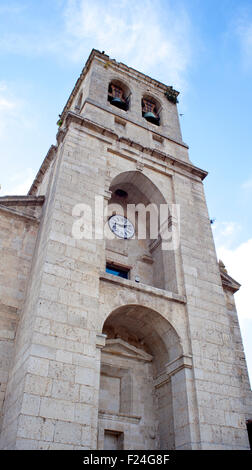 Glockenturm der Kirche Unbefleckte Empfängnis, Hontanas - Spanien Stockfoto