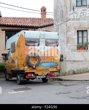 Jahrgang dekoriert Wohnmobil auf der Straße Stockfoto