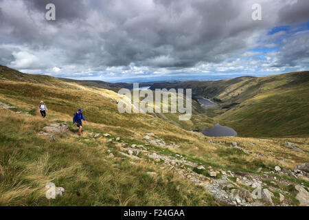 Wanderer auf dem Gipfel des Mardale Ill Glocke fiel, Nationalpark Lake District, Cumbria, England, UK.   Mardale Ill Glocke fiel ist auf Stockfoto