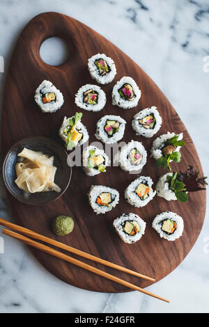 Sushi mit eingelegtem Gemüse. Stockfoto