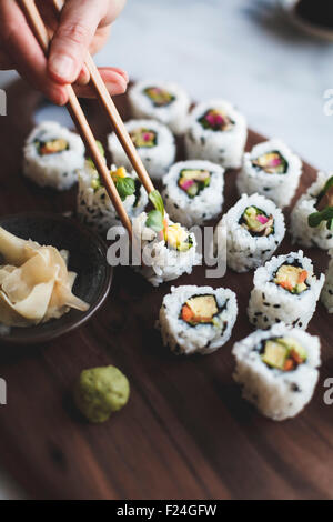 Sushi mit eingelegtem Gemüse. Stockfoto