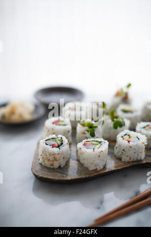 Sushi mit eingelegtem Gemüse. Stockfoto