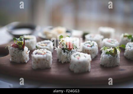 Sushi mit eingelegtem Gemüse. Stockfoto