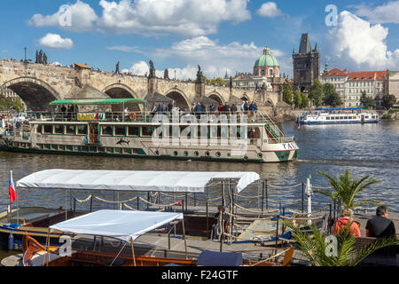 Prag Karlsbrücke Moldau Flussboot, Prag Fluss Tourismus Tschechische Republik Stockfoto