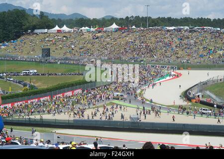 Mugello Circuit, Italien 31. Mai 2015. Die Fans finden ihren Weg auf die Strecke nach dem Rennen um den Sieg zu feiern. Stockfoto